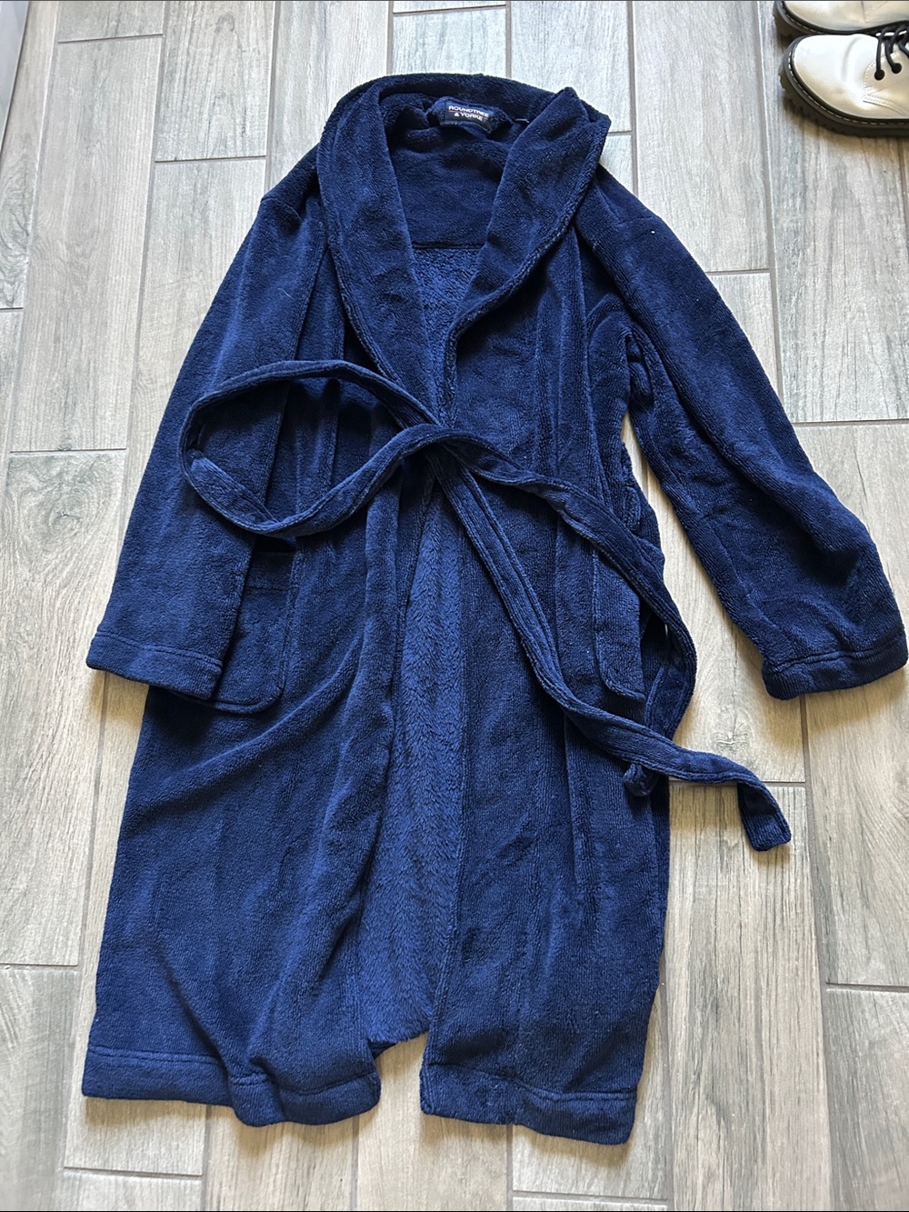 Roundtree & Yorke Navy Plush Robe Collar Detail